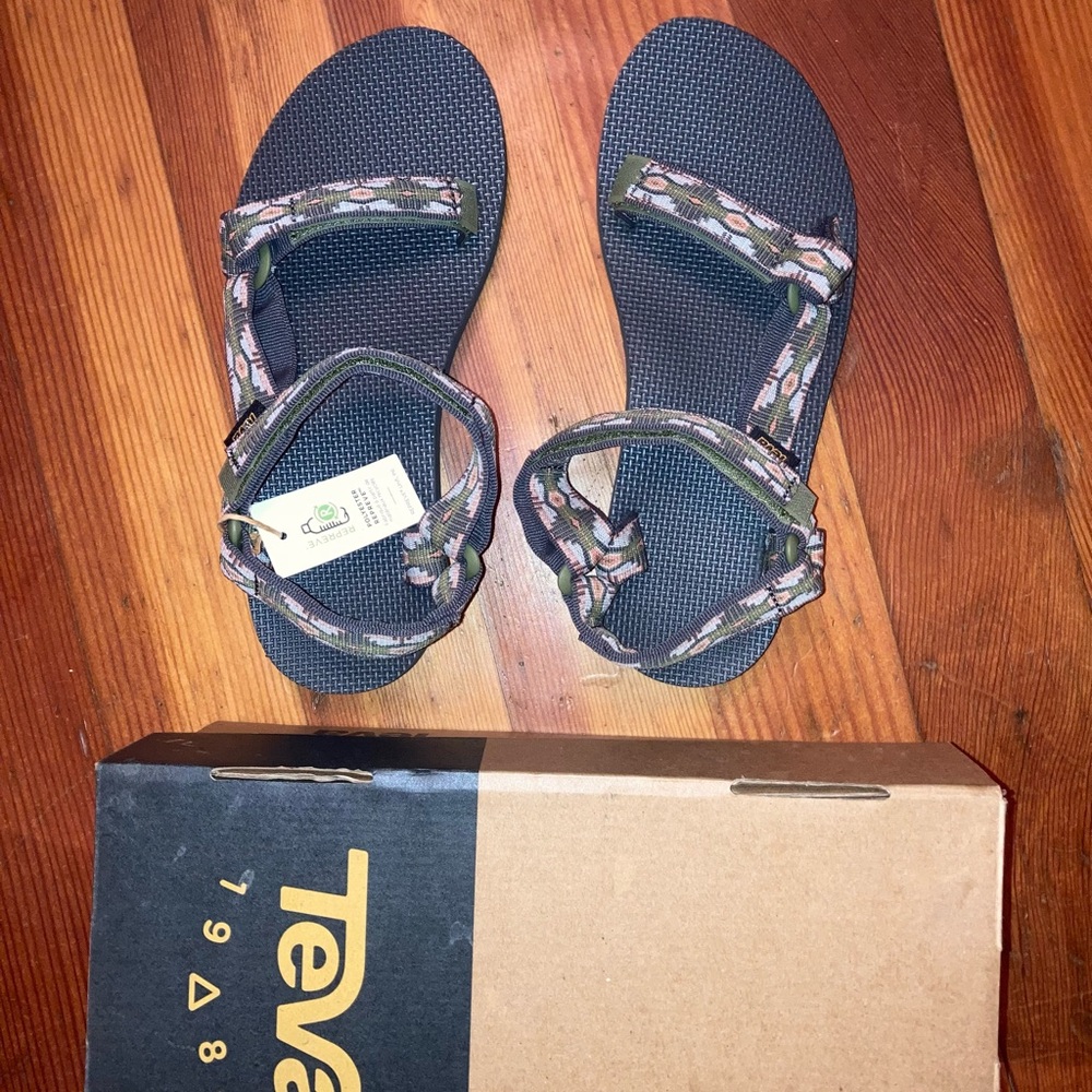 NWT Teva Sandles